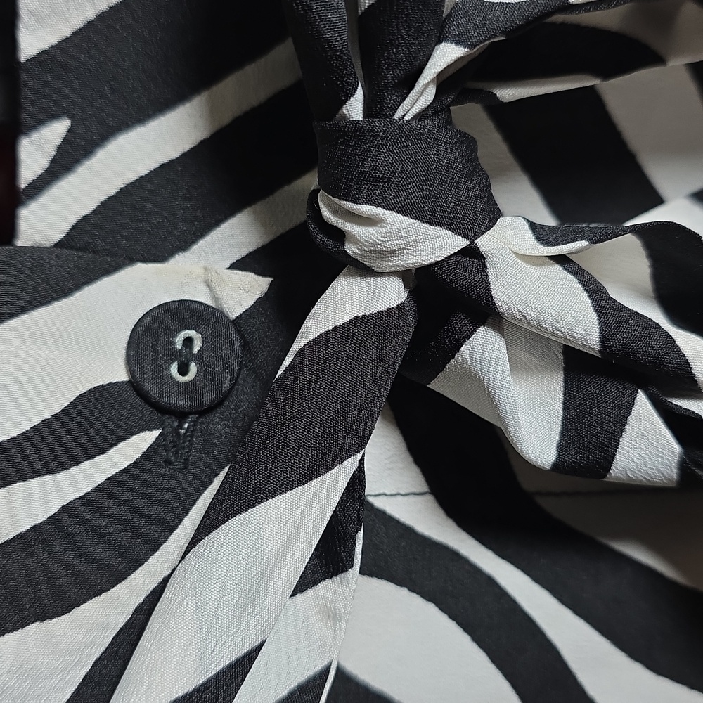 Walter Baker Zebra Shorts, Size 10 - Picture 4 of 10